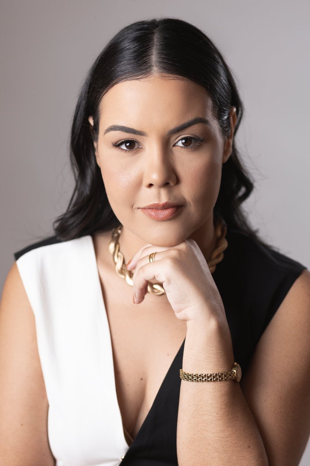 Jennedy Lima em retrato aproximado, o queixo apoiado na mão, olhando para a câmera.